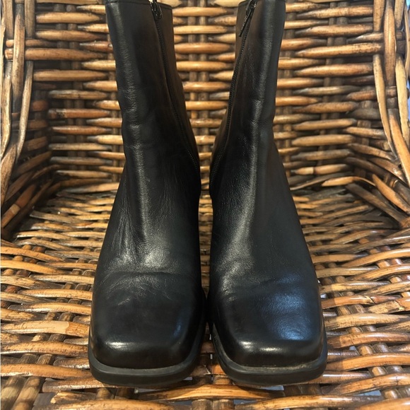 Amanda Smith Black Leather Heeled Ankle Booties  in size 7. Great condition - Picture 2 of 16